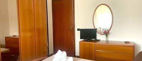 Fer et planche à repasser, Wi-Fi gratuit, draps fournis