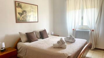 Tabla de planchar con plancha, wifi gratis y ropa de cama