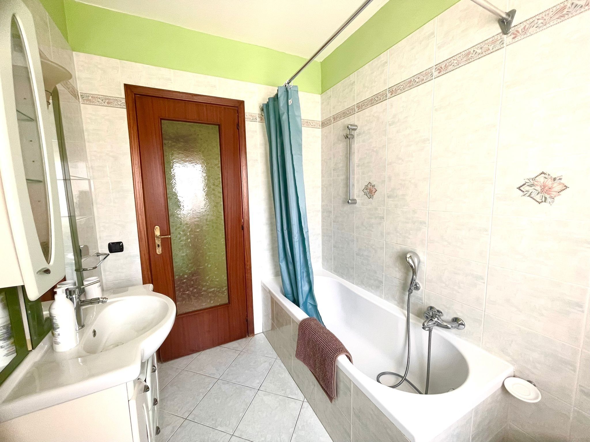 Asciugacapelli, bidet, asciugamani, sapone