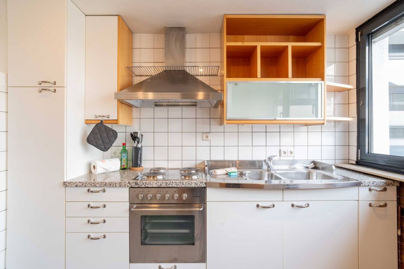 Parrilla de estufa, cafetera y tetera, utensilios de cocina y comedor 