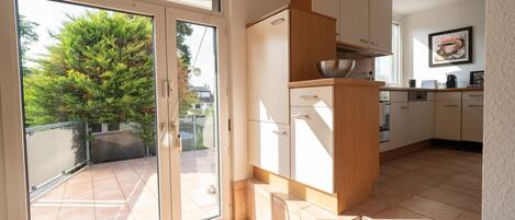 Een koelkast, een oven, een kookplaat, een vaatwasser