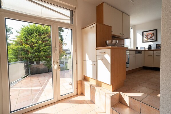 ثلاجة، فرن، موقد طهي مسطح، غسالة أطباق