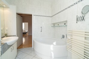 Secador de cabelo, toalhas de banho