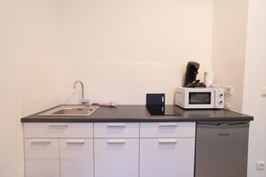 Fridge, microwave, stovetop, cookware/dishes/utensils - Modern studio Koblenz - with kitchen & WLAN (Koblenz)
