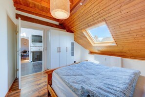 Travel cot, WiFi, bed sheets