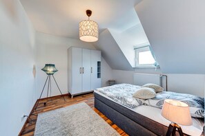 Travel cot, WiFi, bed sheets