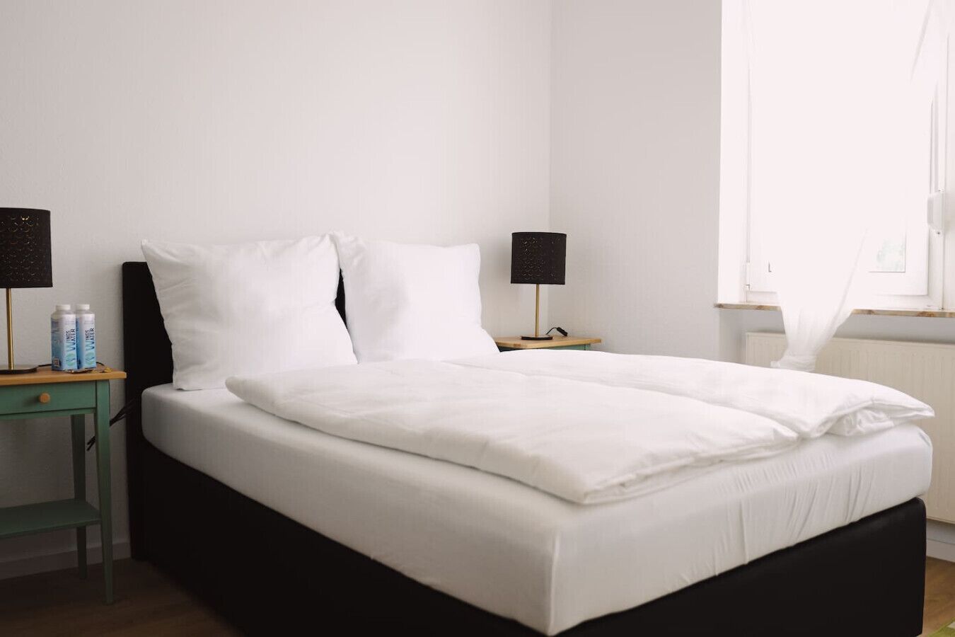 Una scrivania, Wi-Fi, lenzuola