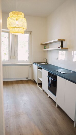 Kühlschrank, Ofen, Herdplatte, Wasserkocher mit Kaffee-/Teezubehör