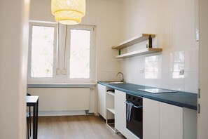 Kühlschrank, Ofen, Herdplatte, Wasserkocher mit Kaffee-/Teezubehör