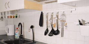 Kjøleskap, ovn, kokeplater og kjøkkenutstyr