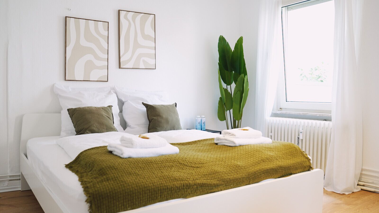 Una scrivania, Wi-Fi, lenzuola