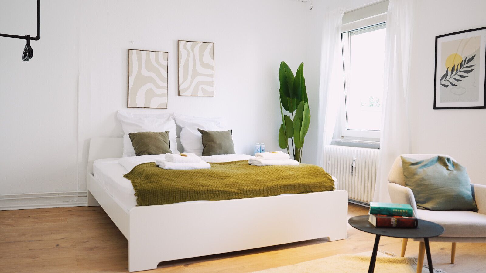 Desk, WiFi, bed sheets