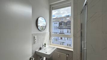 Sèche-cheveux, serviettes fournies