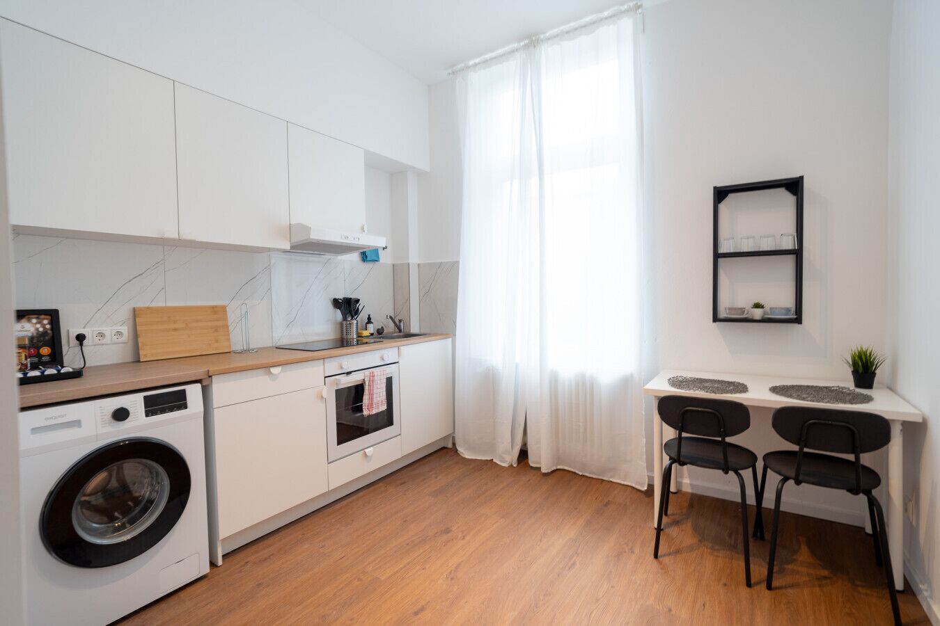 Wasserkocher mit Kaffee-/Teezubehör, Toaster, Esstisch