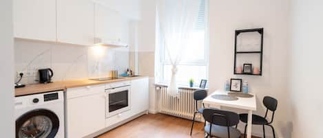 コーヒー / ティーメーカー、トースター、ダイニングテーブル