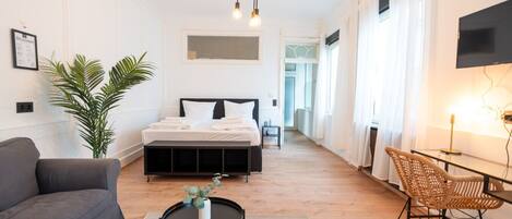 Een bureau, wifi, beddengoed