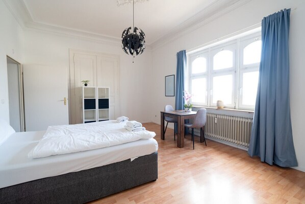 Desk, WiFi - Deluxe Studio with kitchen (Koblenz)