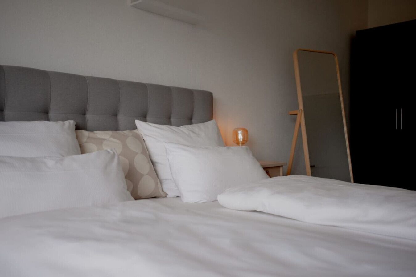 Skrivebord, wi-fi og sengetøy