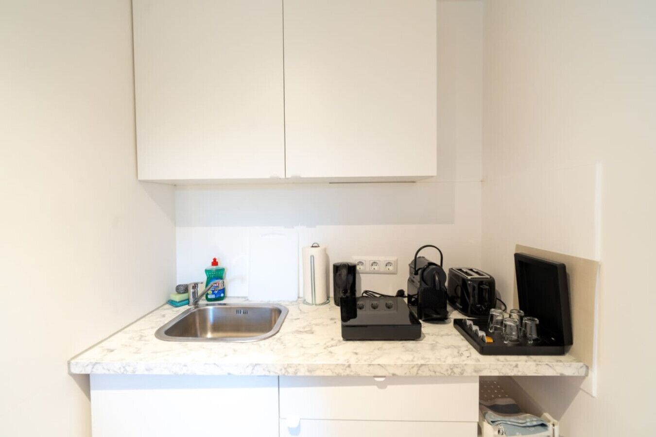 Een oven, een koffiezetapparaat/waterkoker, een broodrooster