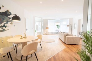 Dining - Wohnung nähe Uni| Wohnzimmer | Küche | Sauna (Koblenz)