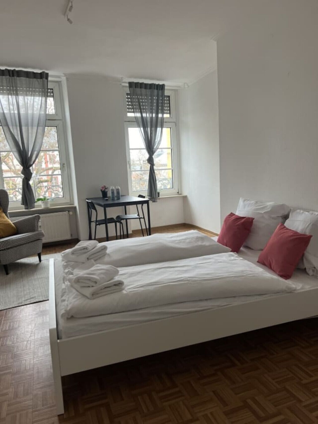 Desk, WiFi, bed sheets