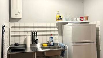 Kühlschrank, Herdplatte, Wasserkocher mit Kaffee-/Teezubehör, Toaster