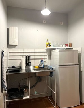 Kühlschrank, Herdplatte, Wasserkocher mit Kaffee-/Teezubehör, Toaster