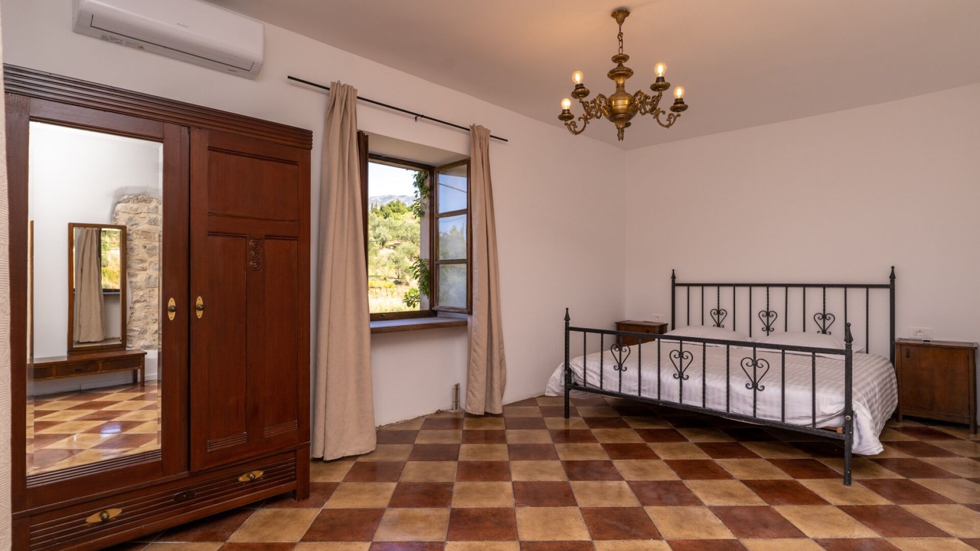 Iron/ironing board, free WiFi, bed sheets