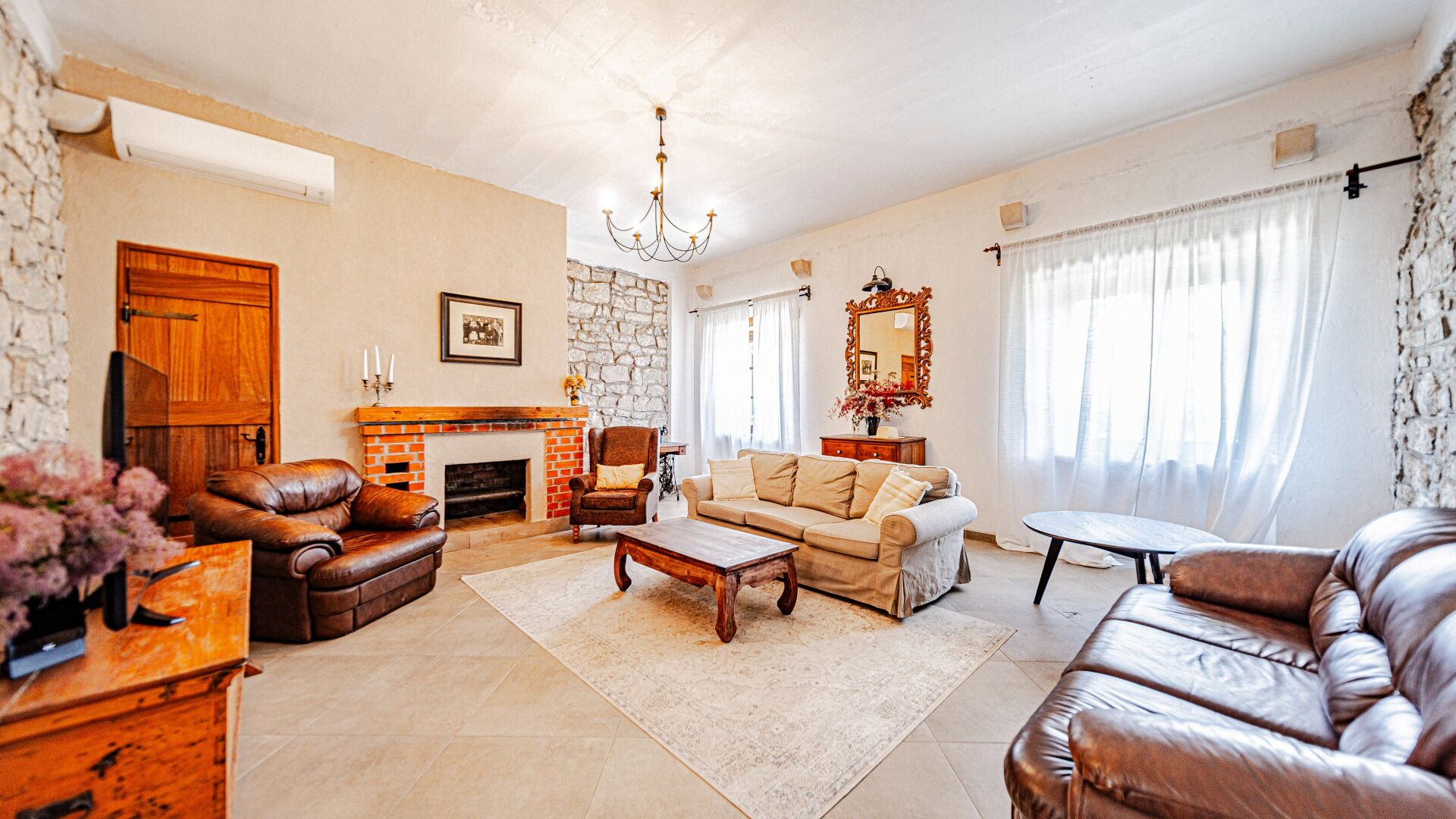 TV, fireplace
