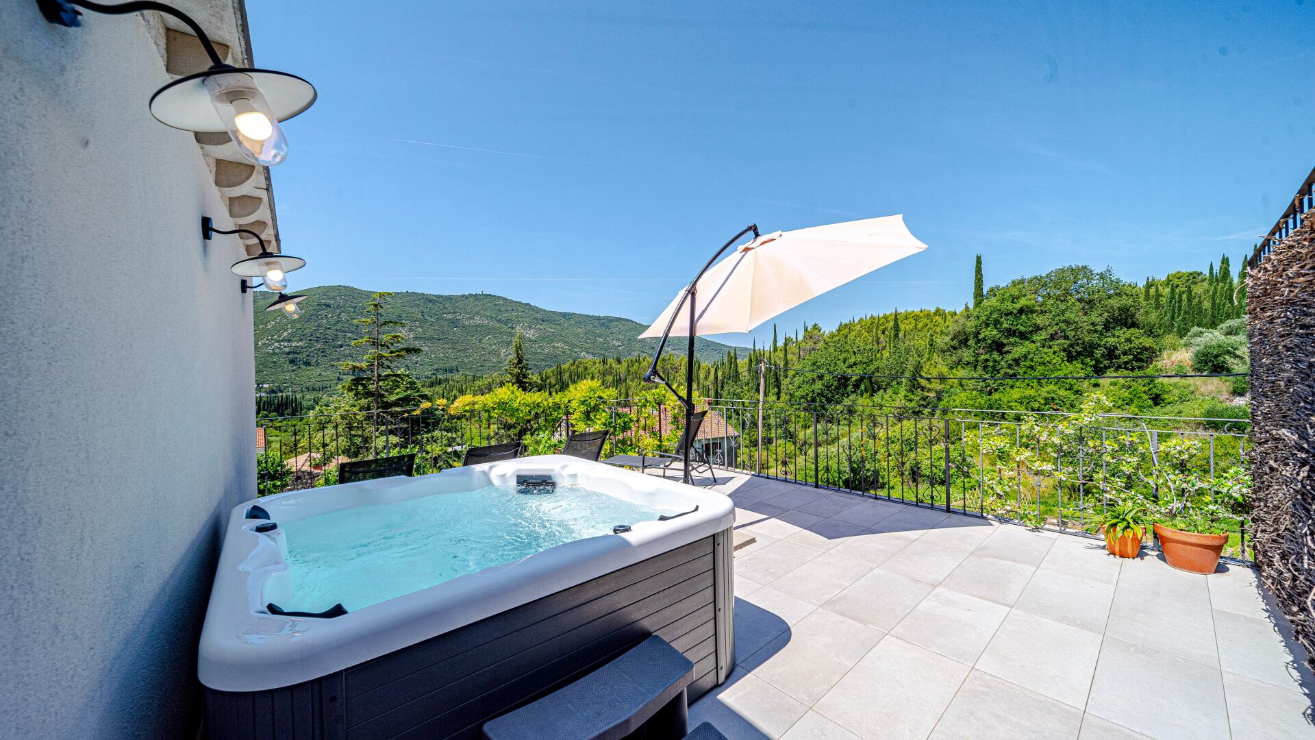 Outdoor spa tub