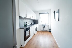 Kühlschrank, Ofen, Herdplatte, Wasserkocher mit Kaffee-/Teezubehör