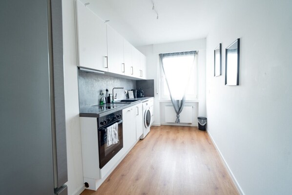 Kjøleskap, ovn, kokeplater og kaffetrakter/tekoker