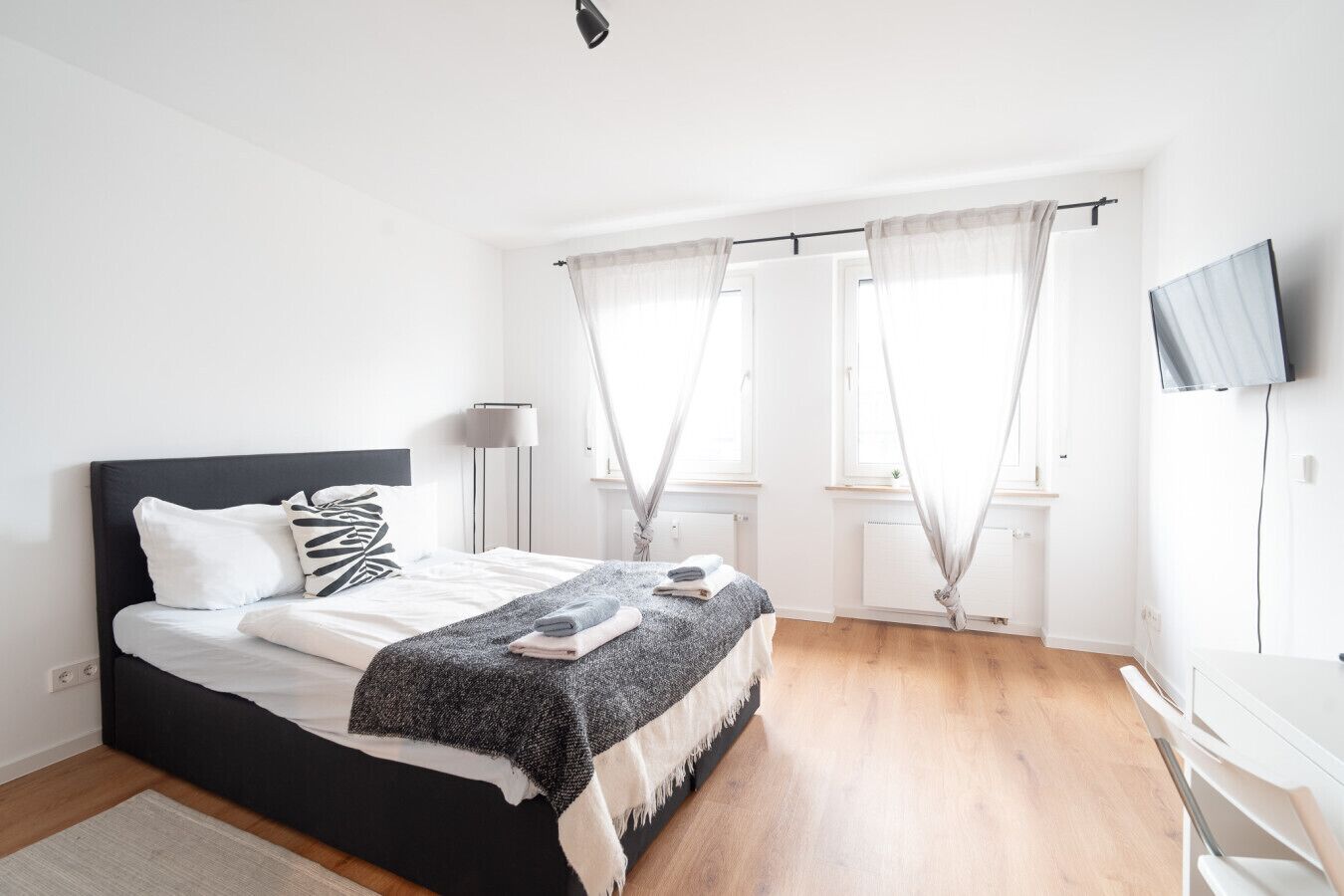 Schreibtisch, WLAN, Bettwäsche