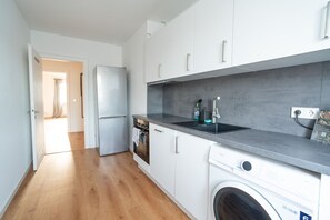 ثلاجة، فرن، موقد طهي مسطح، ماكينة لصنع القهوة/الشاي