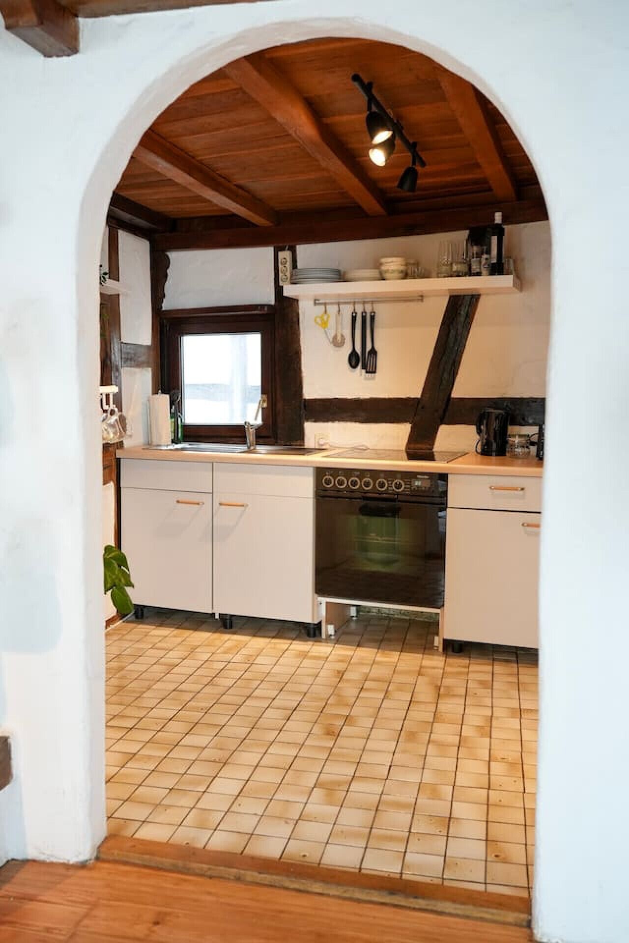 Een koelkast, een oven, een kookplaat, een vaatwasser