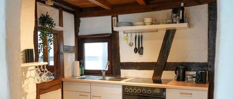 Kjøleskap, ovn, kokeplater og oppvaskmaskin