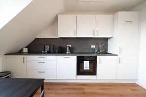 Kühlschrank, Ofen, Herdplatte, Wasserkocher mit Kaffee-/Teezubehör