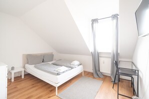 Desk, WiFi, bed sheets - Apartment | 2 bedrooms | kitchen | center Koblenz (Koblenz)