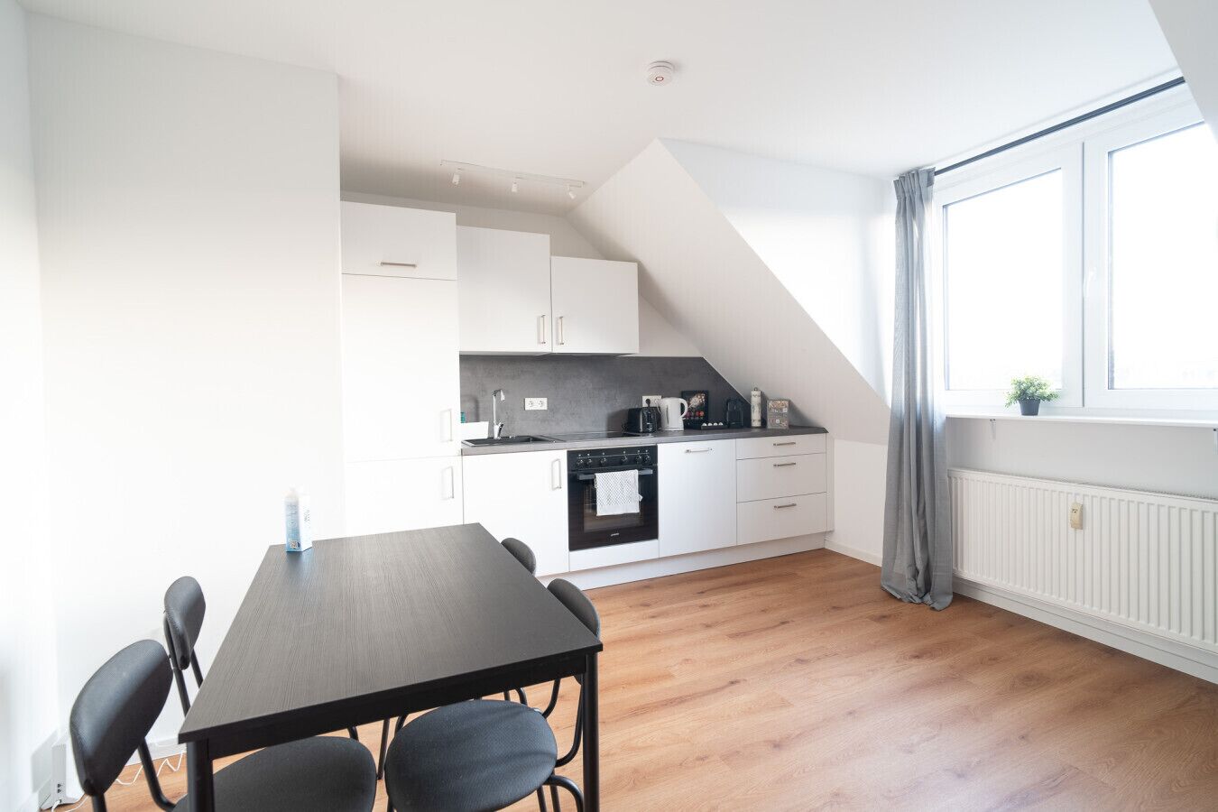 Fridge, oven, stovetop, coffee/tea maker