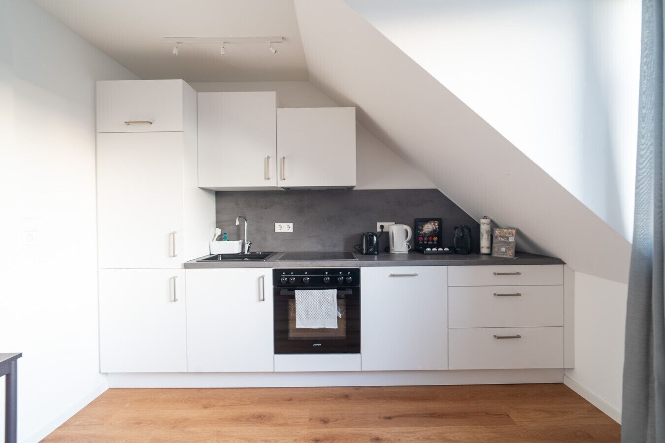 Réfrigérateur, four, plaque de cuisson, cafetière/bouilloire