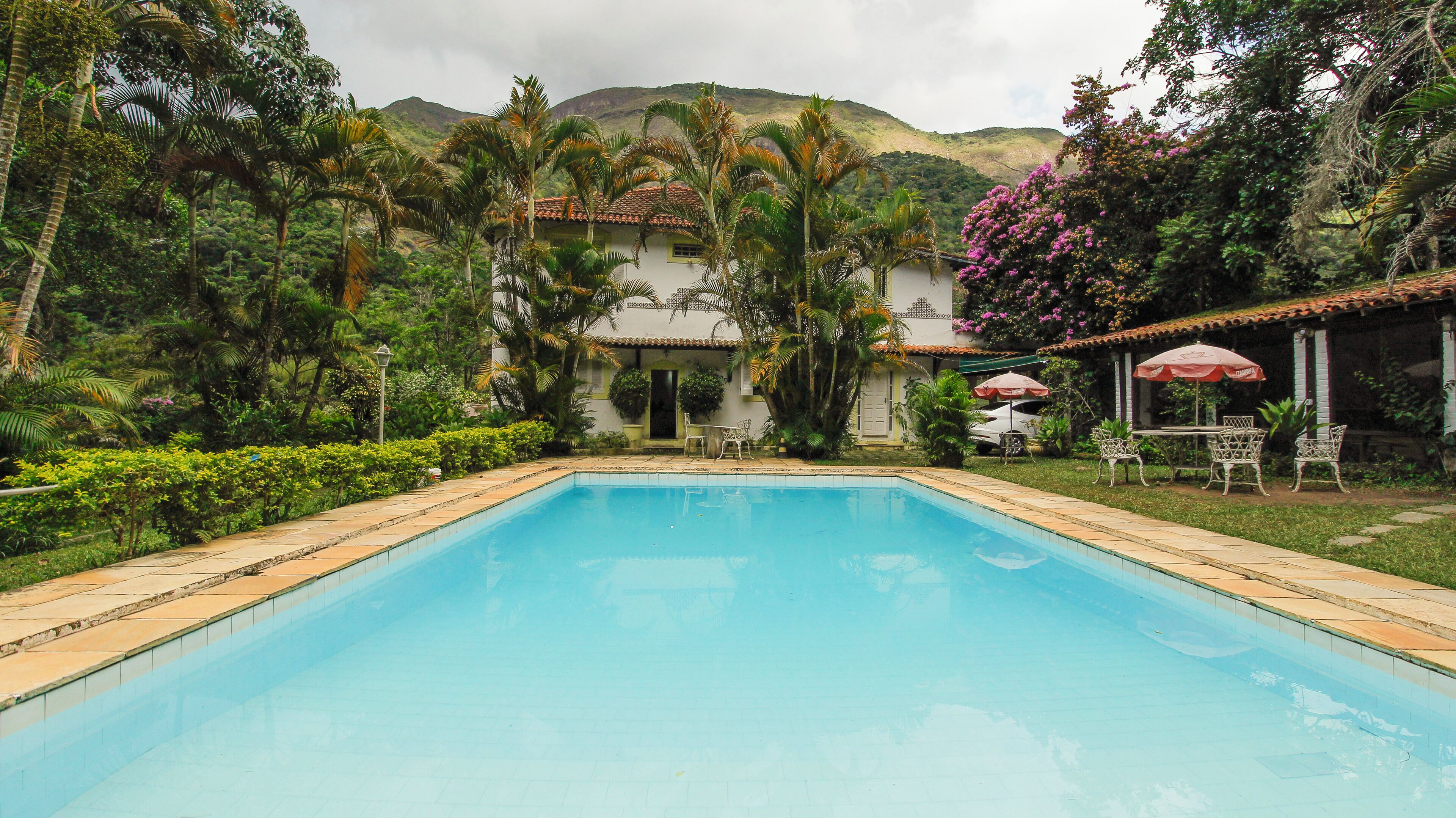 Piscina externa, guarda-sóis, espreguiçadeiras