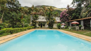 Piscina externa, guarda-sóis, espreguiçadeiras