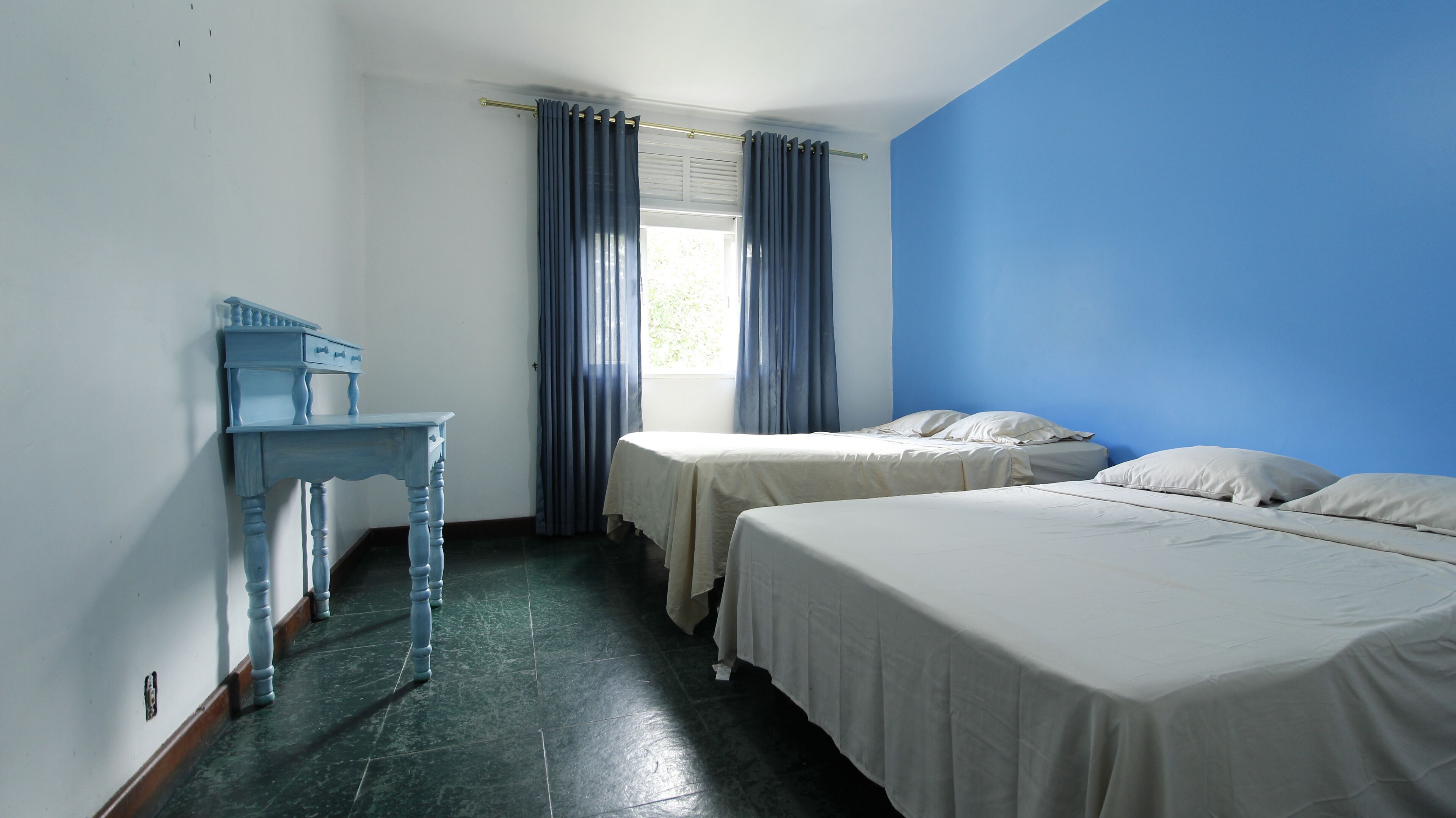 Cortinas blackout, tabla de planchar con plancha y wifi gratis 