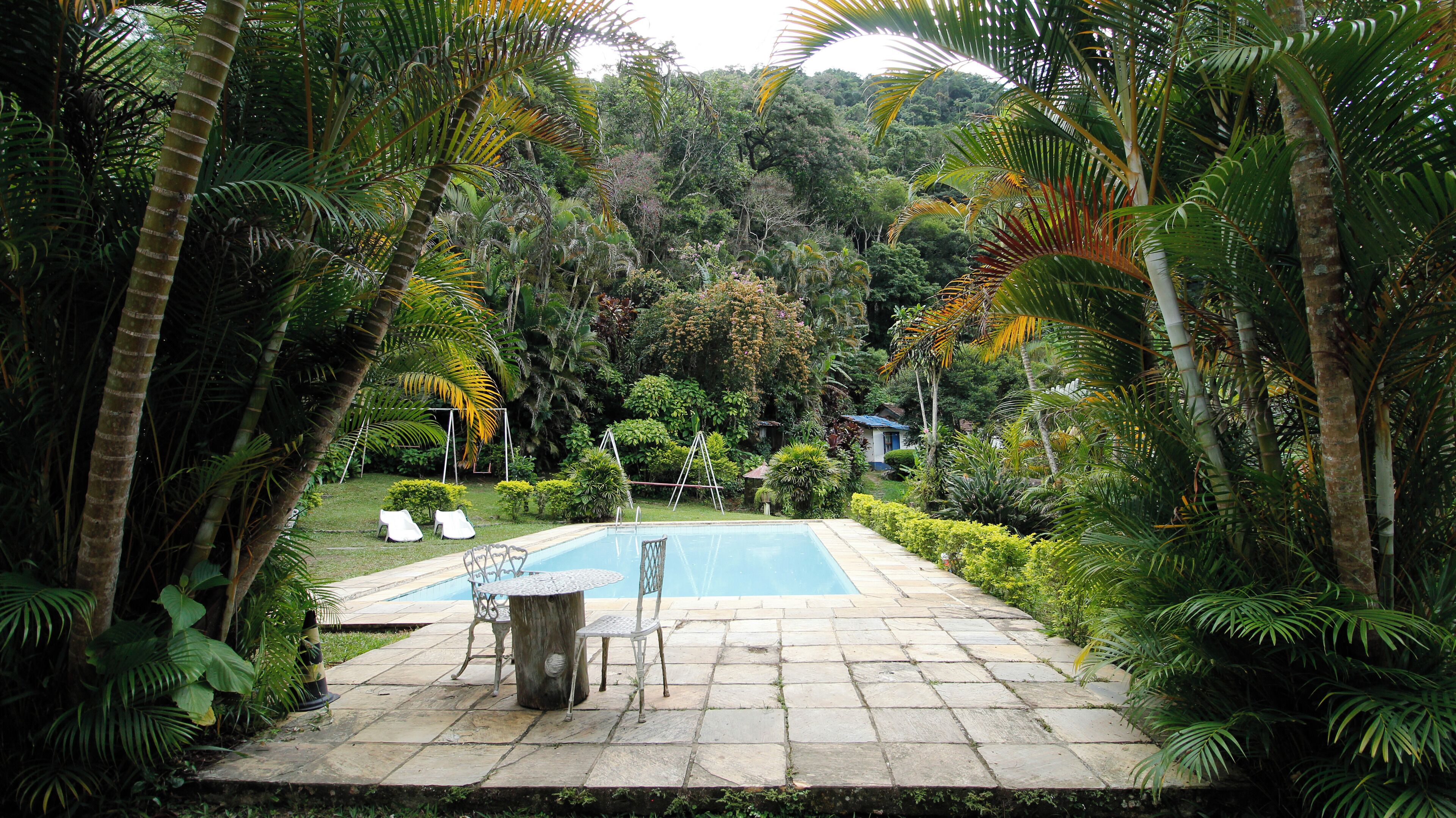 Piscina externa, guarda-sóis, espreguiçadeiras