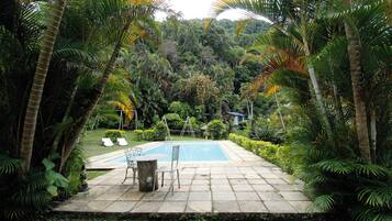 Piscina externa, guarda-sóis, espreguiçadeiras