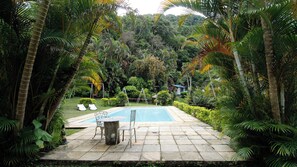 Outdoor pool, pool umbrellas, pool loungers - Sítio Primavera Petrópolis (Petrópolis)