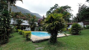 Outdoor pool, pool umbrellas, sun loungers - Sítio Primavera Petrópolis (Petrópolis)
