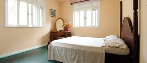 Cortinas blackout, tabla de planchar con plancha y wifi gratis