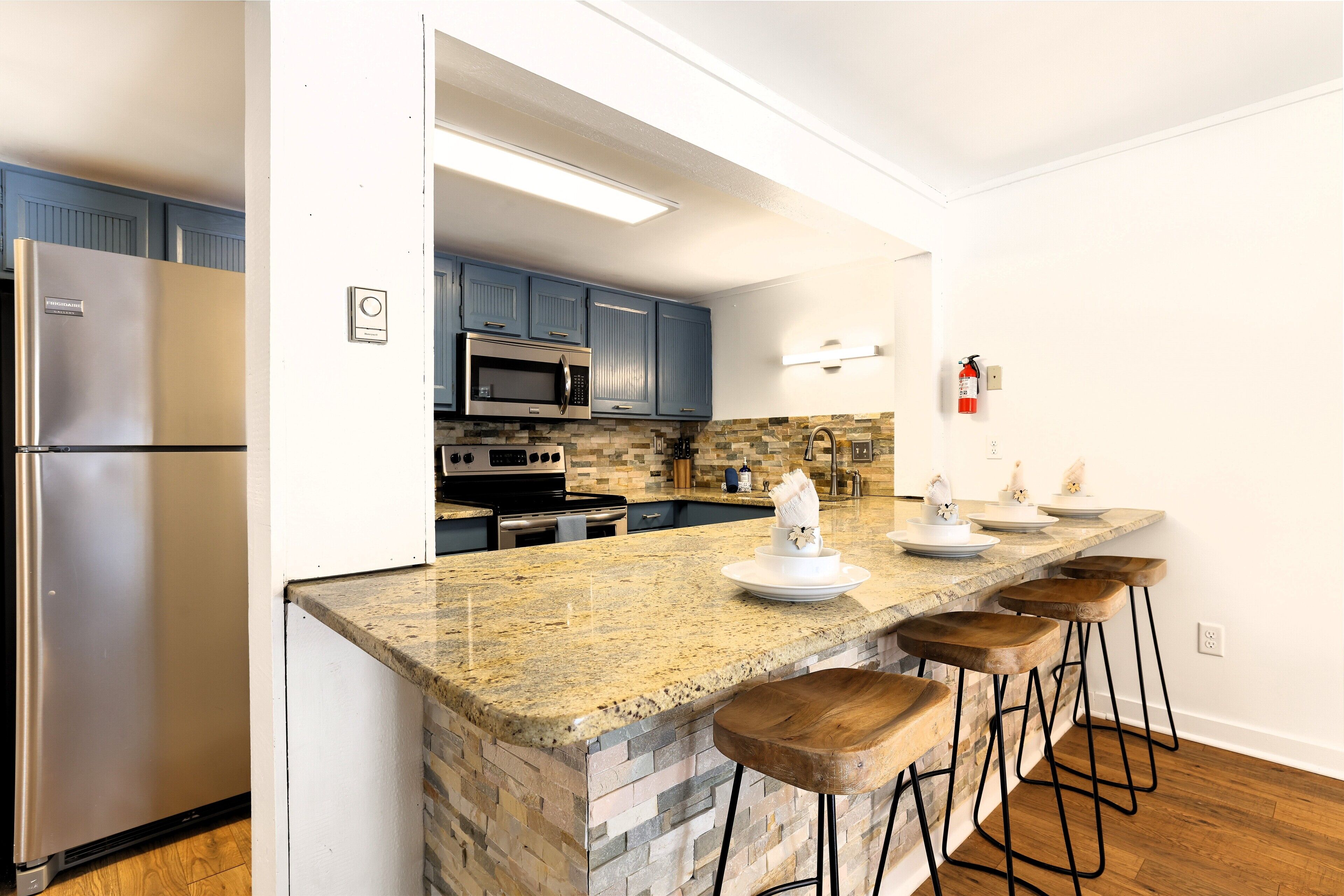 Réfrigérateur, micro-ondes, four, plaque de cuisson