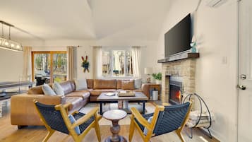 Smart TV, chimenea y videojuegos